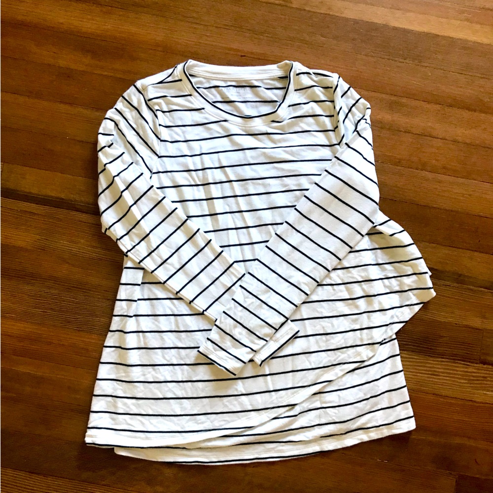 A Pea and the Pod Black and White Nursing Top